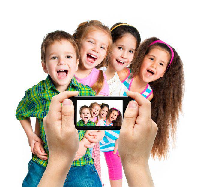 foto dei bambini con smartphone