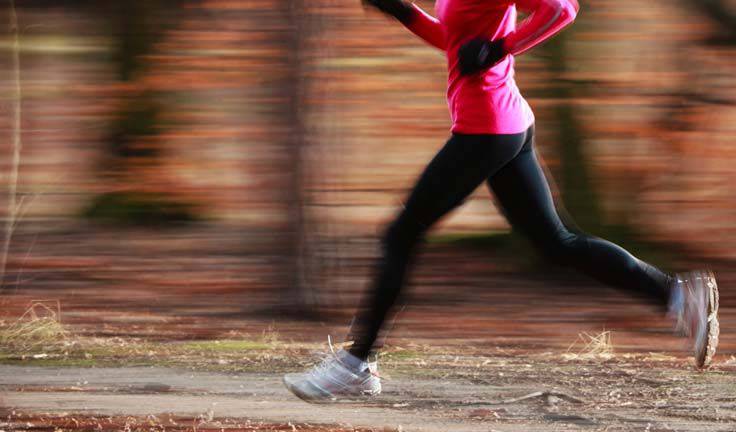 gambe di donna che corrono