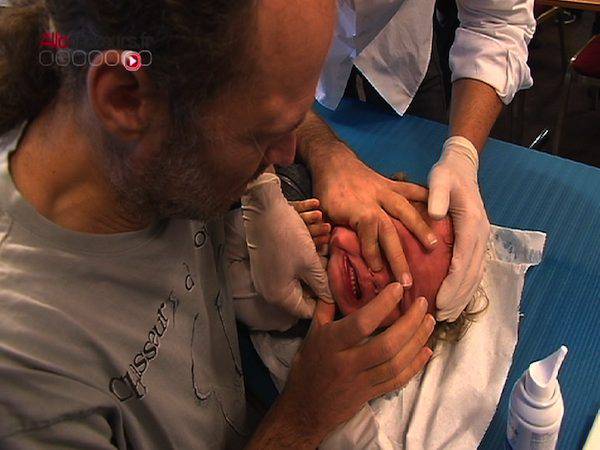 lavaggio nasale praticato a un bimbo