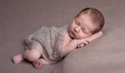 neonato con coperta dorme