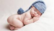 neonato con cappello blu dorme