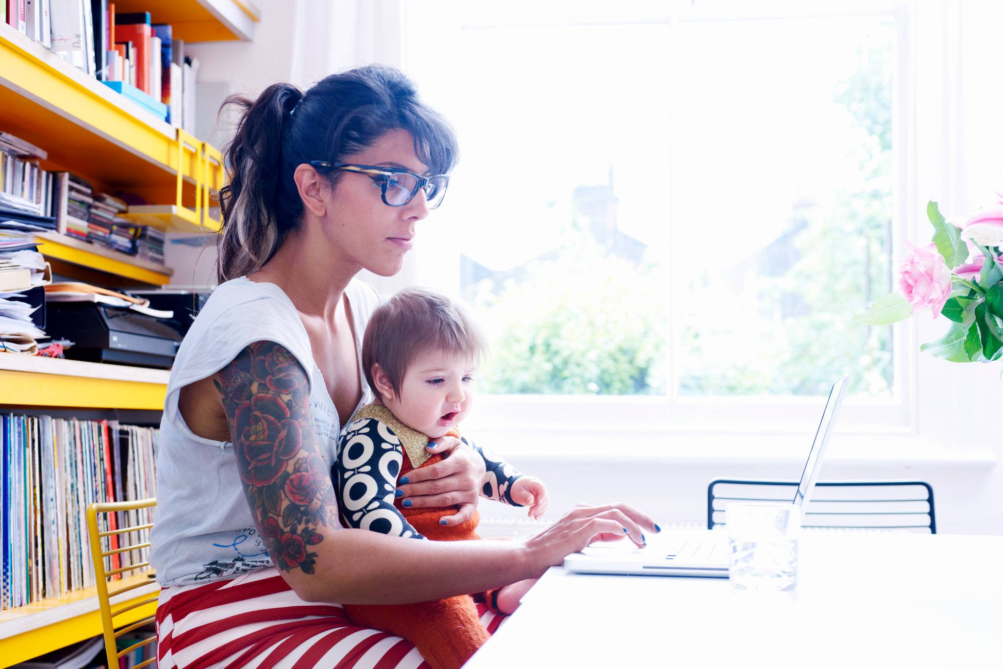 mamma al pc con bambino