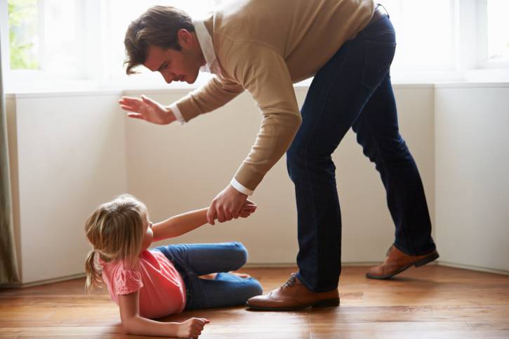 Padre che picchia la figlia