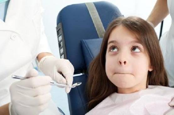 Una bambina ha paura del dentista