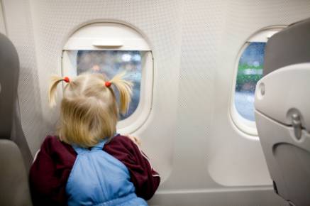 bimba su un aereo