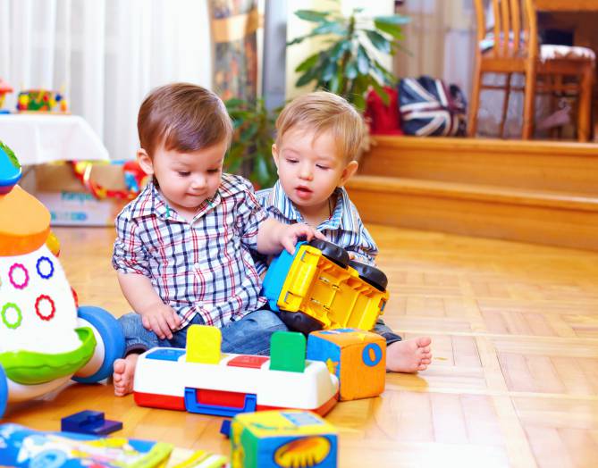 Due bambini giocano con le costruzioni