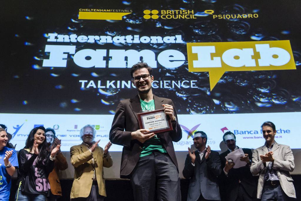 Il vincitore della scorsa edizione del FameLab ritira il premio