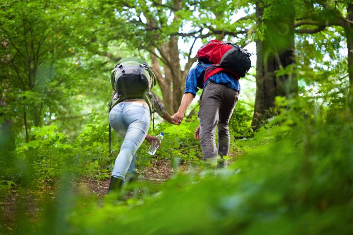 coppia che sale la montagna