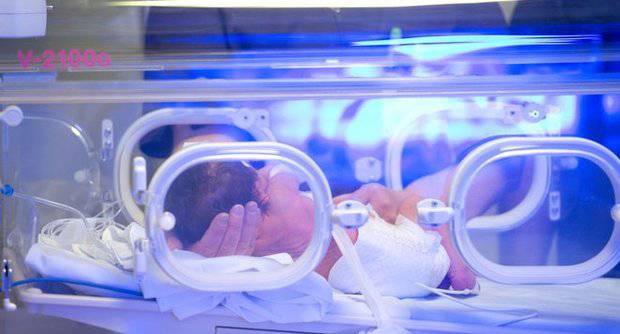 neonato in incubatrice