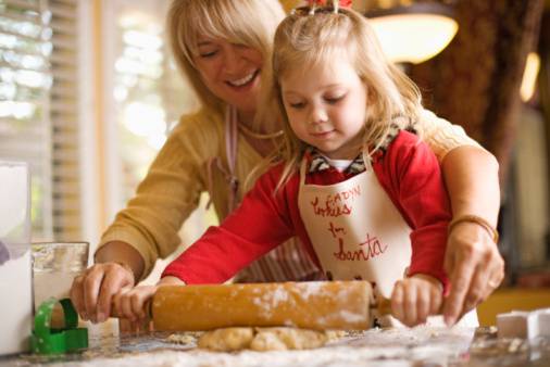 mamma e bimba in cucina