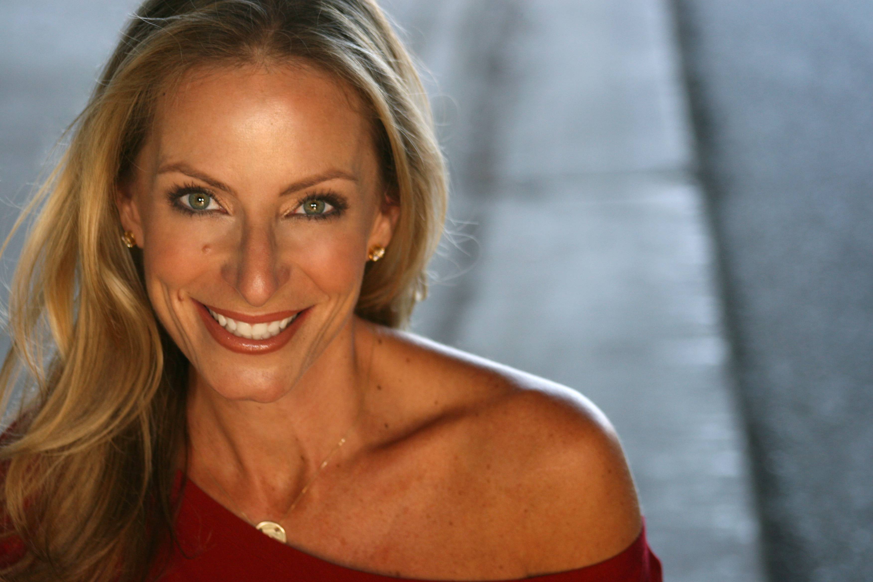 donna bionda capelli lunghi che sorride