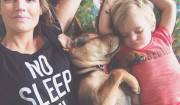 donna, bimbo e cane dormono