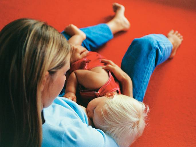 Madre allatta al seno bambino più grande