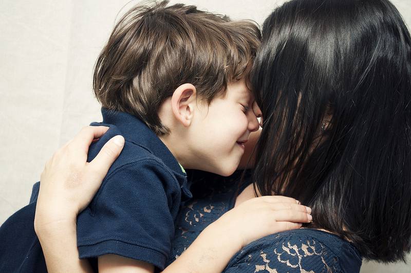 mamma con in braccio bambino di circa tre anni