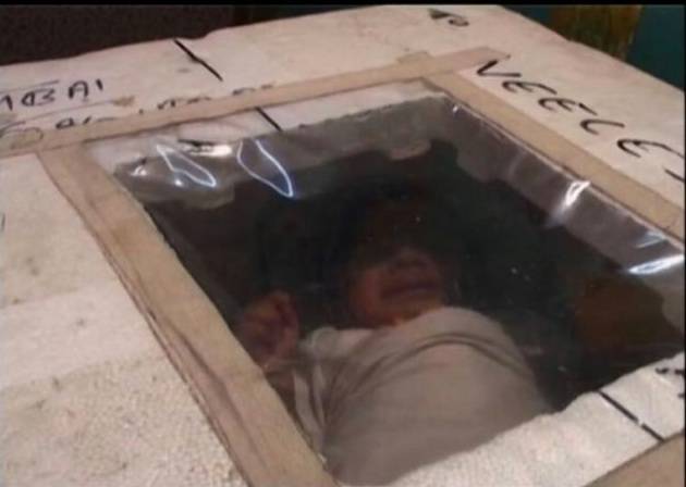 Bambino indiano nato prematuro sopravvive in una scatola del ghiaccio