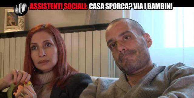 Andrea e Sabrina, genitori a cui sono portati via i figli per colpa della casa sporca