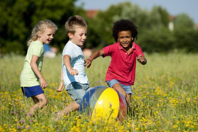 bambini giocano campo