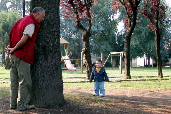 Nonno gioca a nascondino col nipote