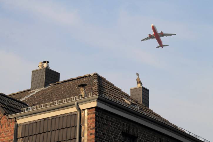 aereo che vola vicino agli edifici