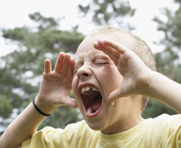 Bambino urla