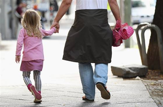 mamma e bimba si tengono per mano