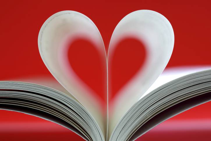 pagine di un libro a forma di cuore