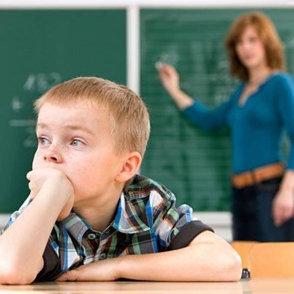 Bambino distratto a scuola