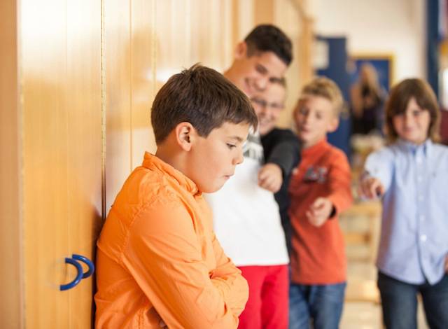 Bambino viene deriso dai compagni di scuola