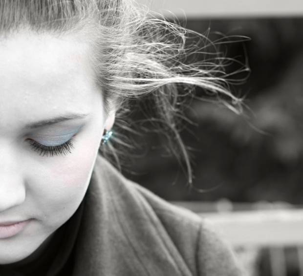 viso di ragazzina triste