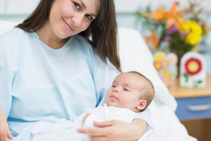 mamma felice con il suo bambino appena nato