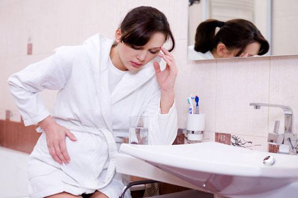 donna col pancione preoccupata