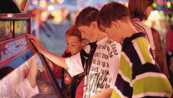 bambini giocano slot machine