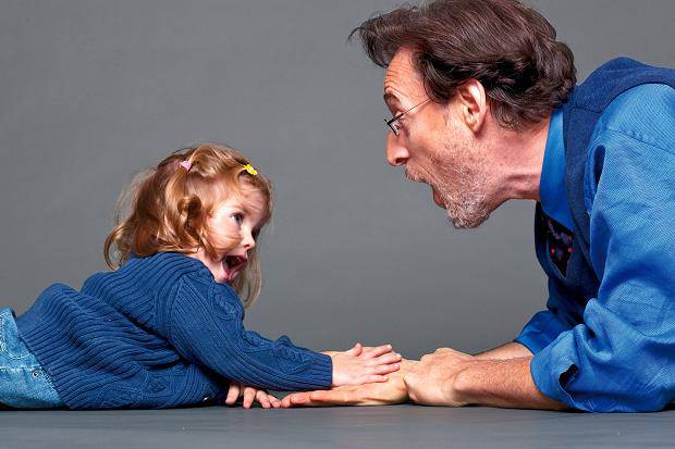 uomo e bimba giocano