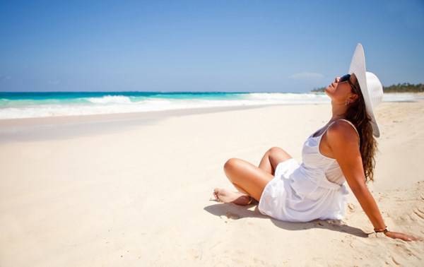 donna prende il sole