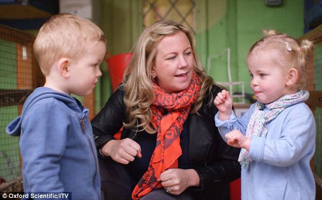 gemelli che parlano con la mamma