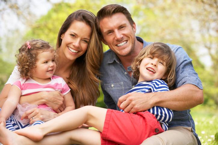 mamma papà e figli nella natura