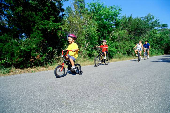 bimbi al parco in bici