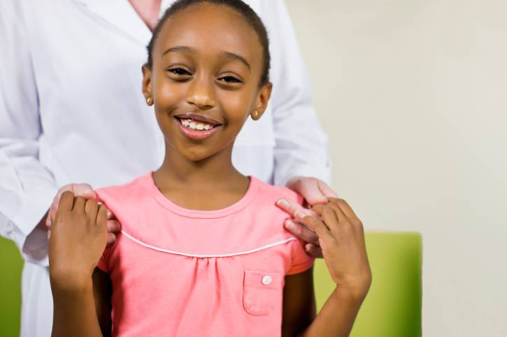 ospedale famiglia -link African girl holding hands with woman