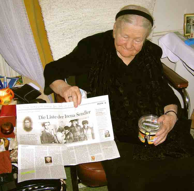 Irena Sendler nel 2007 con un barattolo