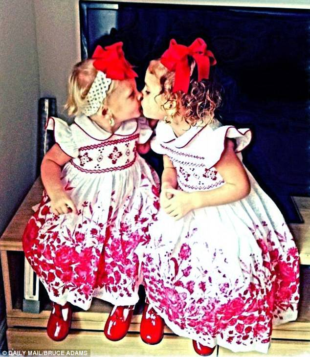 sorelline che si baciano