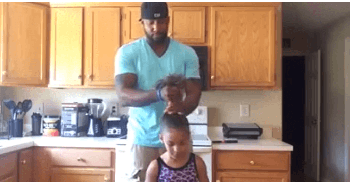 padre fa coda alla figlia