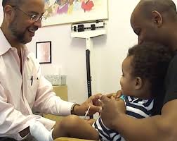 medico fa una puntura a un bimbo