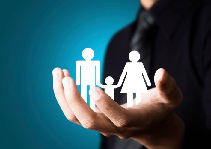 immagine astratta della famiglia tenuta da una mano maschile