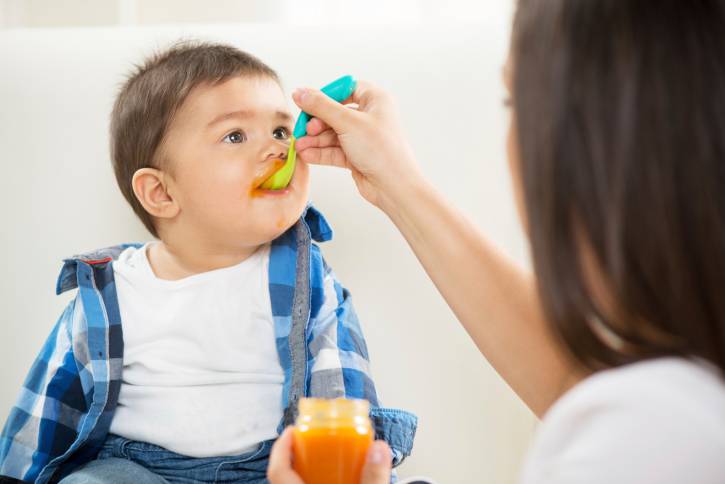 mamma dà da mangiare al suo bimbo