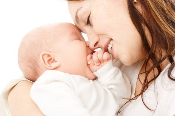 mamma stringe figlio