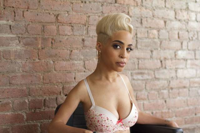 modella bionda in posa