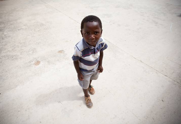 bambino piccolo da solo