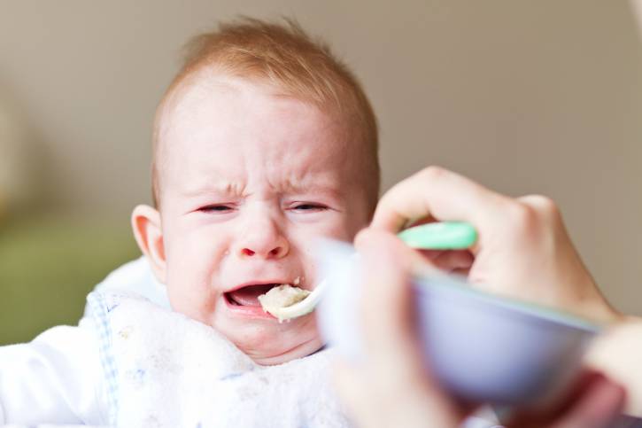 bambino che piange per mangiare