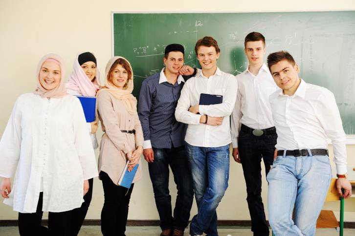 ragazzi a scuola controllo whatsapp