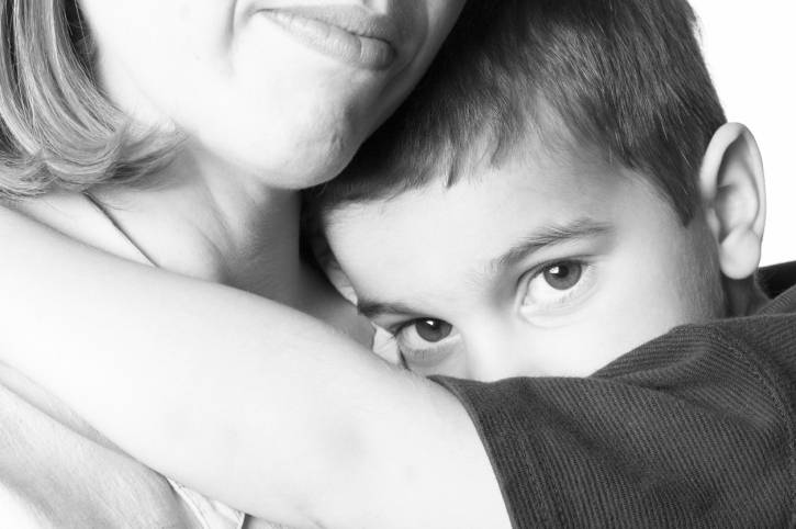 Bambino che abbraccia la madre